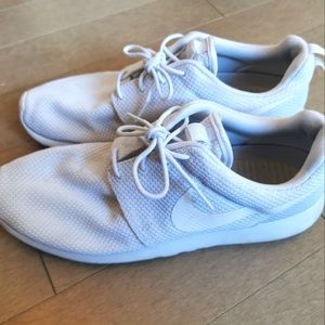 Men's Nike Roshe One white sneakers